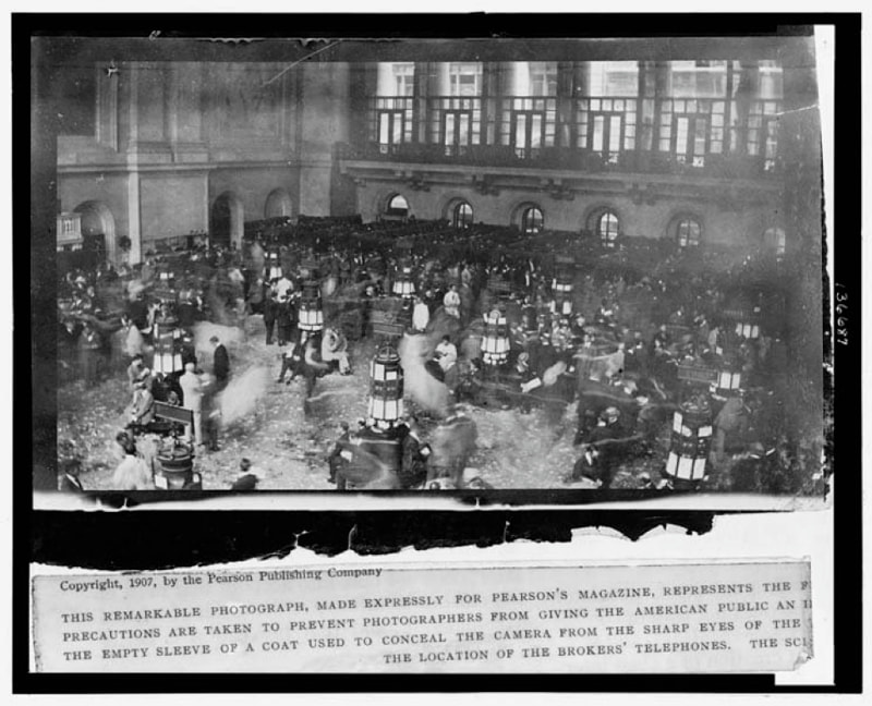 Первое известное фото, сделанное в торговом зале Нью-Йоркской биржи, 1907 год.​