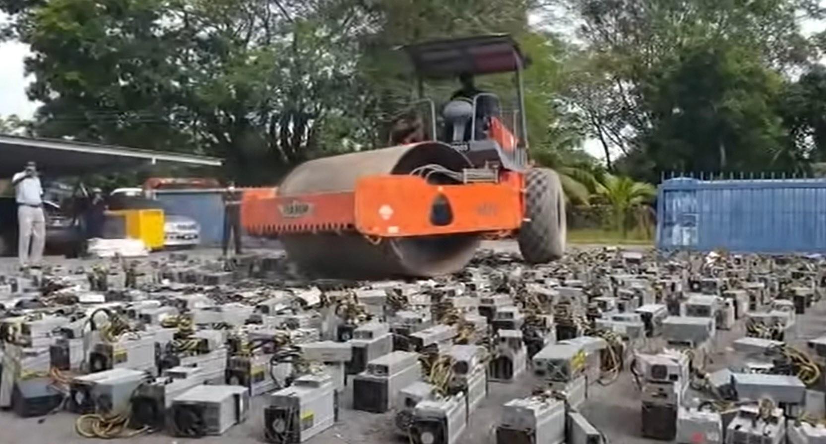 Police in Malaysia destroy equipment of illegal miners who caused forest fires
