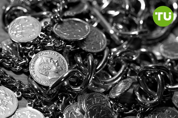 Silver rises after brief correction